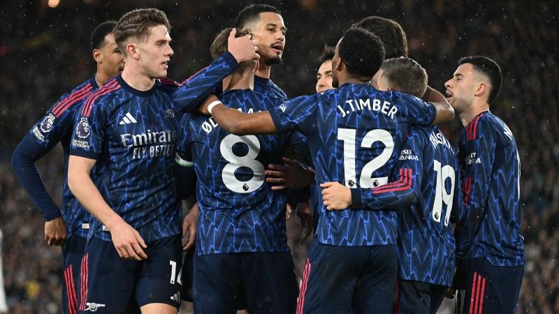 为什么投手在换局间隙需要穿着外套以防止手臂肌肉因温度骤降变僵